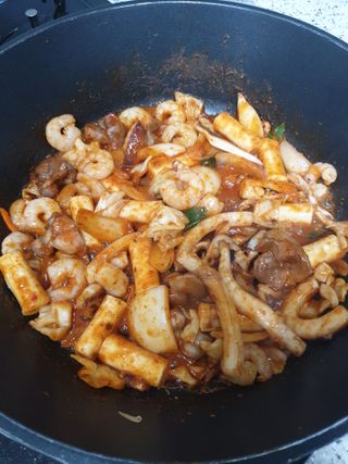 화끈한녀석들 새오똥400g 새우,오징어,똥집 볶음요리 소스,밀떡, 참기름 포함 — 4점을 준 리뷰어가 2022년 12월 올린 사용 사진