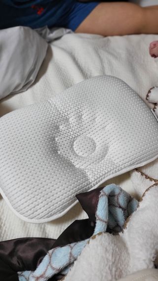 일상유희 newborn 뉴본필로우 아기두상관리베개 — 5점을 준 리뷰어가 2023년 1월 올린 사용 사진
