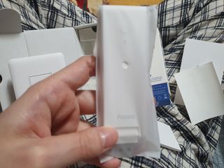 아카라 조명 스위치를 누워서 끄는 방법 (스마트 조명 스위치 2구 + 무선 리모트 스위치 1구 T1, 스마트 허브 E1) — 5점을 준 리뷰어가 2021년 12월 올린 사용 사진