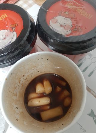 유비쿡 컵떡볶이 매운컵떡볶이2개/ 짜장컵떡볶이 2개  총 4개세트 — 3점을 준 리뷰어가 2021년 6월 올린 사용 사진