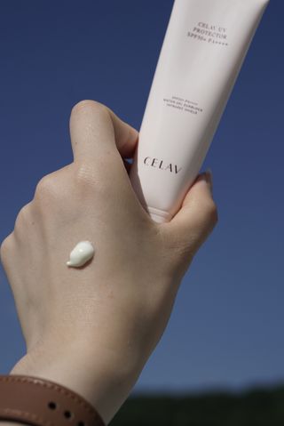 프리마인 선크림만 바꿨을 뿐인데 매일 물 2L챙겨먹고 기초케어 완벽하게 한 물빛피부 완성,셀라브UV프로텍터 — 4점을 준 리뷰어가 2023년 8월 올린 사용 사진