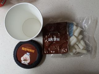 유비쿡 컵떡볶이 매운컵떡볶이2개/ 짜장컵떡볶이 2개  총 4개세트 — 5점을 준 리뷰어가 2021년 3월 올린 사용 사진