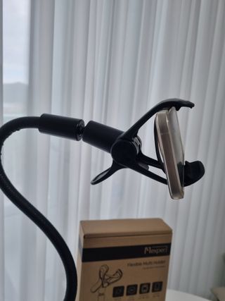 맥스퍼 단단한 집게형 침대 휴대폰 자바라 거치대 — 5점을 준 리뷰어가 2021년 12월 올린 사용 사진