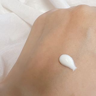 리더스코스메틱 리더스 카밍 바이오틱스 선 에센스 SPF 50+ PA++++ — 4.5점을 준 리뷰어가 2022년 6월 올린 사용 사진