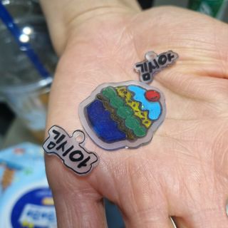 워터멜론컴퍼니 슈링코 페이퍼 3개 Set / 슈링클스 호환 종이 키링 만들기 미술놀이 재료 키트 — 4점을 준 리뷰어가 2022년 11월 올린 사용 사진