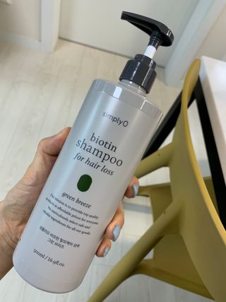 심플리오 비오틴 탈모케어 샴푸 — 5점을 준 리뷰어가 2021년 7월 올린 사용 사진