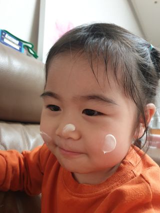 mom e 맘이 내추럴 베이비 케어 크림+바디오일 — 5점을 준 리뷰어가 2021년 1월 올린 사용 사진