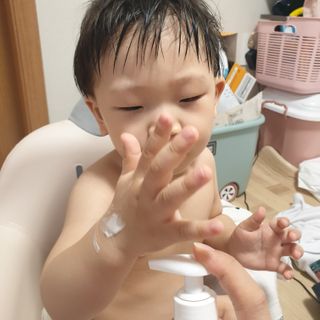 mom e 맘이 내추럴 베이비 케어 샴푸앤바스+로션 — 5점을 준 리뷰어가 2021년 1월 올린 사용 사진