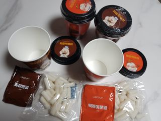 유비쿡 컵떡볶이 매운컵떡볶이2개/ 짜장컵떡볶이 2개  총 4개세트 — 5점을 준 리뷰어가 2021년 2월 올린 사용 사진