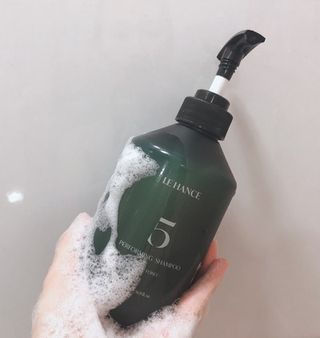 르핸스 퍼포밍 5 샴푸 비반트 포렛/베티버 포그 — 5점을 준 리뷰어가 2023년 2월 올린 사용 사진