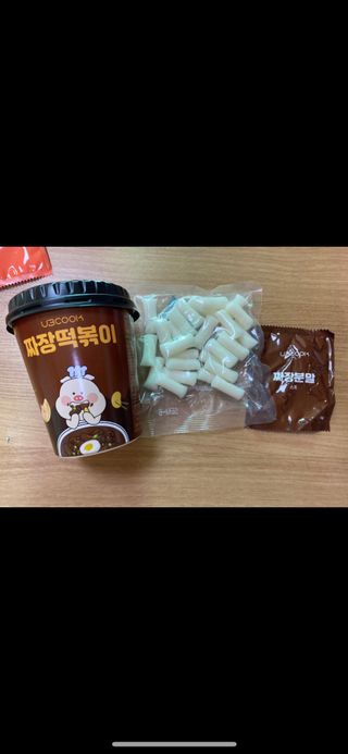 유비쿡 컵떡볶이 매운컵떡볶이2개/ 짜장컵떡볶이 2개  총 4개세트 — 리뷰어가 2021년 5월 올린 사용 사진