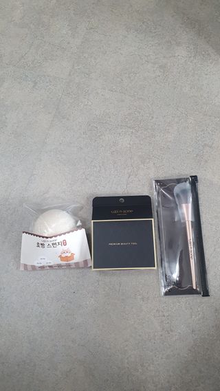 툴앤썸 로즈골드 에디션 치크or쉐딩 브러시+밀키 내추럴 스펀지+호빵 곤약 스펀지 — 5점을 준 리뷰어가 2021년 2월 올린 사용 사진