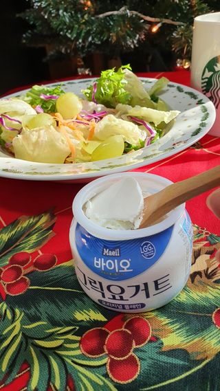 매일바이오 그릭요거트 오리지널 플레인 4개, 로스터리 커피믹스 4개 — 5점을 준 리뷰어가 2021년 12월 올린 사용 사진