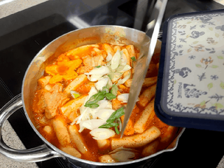 빨간키트 떡볶이 밀키트 2~3인분 매운맛 국물 떡볶이 만들기 쉬운 황금 레시피 분말 소스로 간편한 요리 — 5점을 준 리뷰어가 2021년 8월 올린 사용 사진