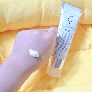 올리브 오일 스킨케어 컴퍼니 [OOSC] 보송보송한 내추럴리 너리시드 핸드크림 125ml — 4.5점을 준 리뷰어가 2021년 5월 올린 사용 사진