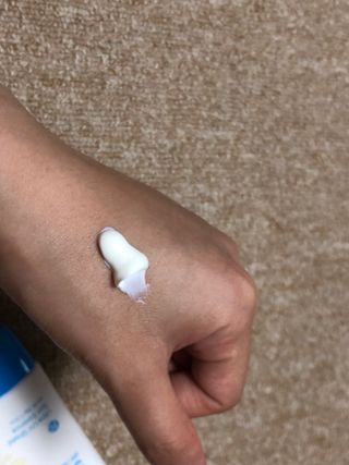 틱톡 [후르디아] 백탁NO! 화잘먹 수분광 선 에센스✨ — 5점을 준 리뷰어가 2023년 8월 올린 사용 사진