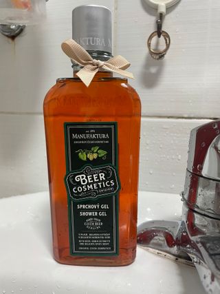 체코 비건화장품 마뉴팍투라 향좋은 맥주 샤워젤 (300ml) — 5점을 준 리뷰어가 2022년 6월 올린 사용 사진