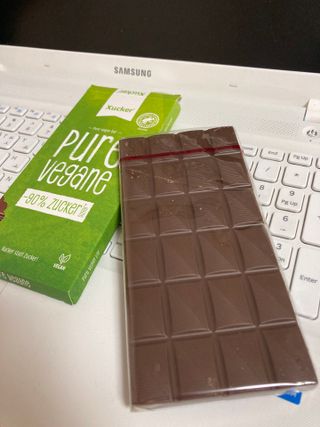 당류2g 자일리톨로 단맛을낸 슈카 퓨어비건 무설탕초콜릿 Xucker vegan 2개입 — 5점을 준 리뷰어가 2021년 4월 올린 사용 사진
