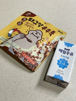 스낵스 와그작후루룩 3종_카카오2봉+아몬드2봉+딸기2봉 (총 6봉) — 5점을 준 리뷰어가 2024년 2월 올린 사용 사진