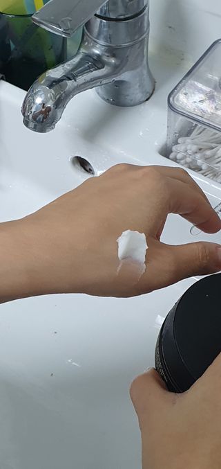 오투에니원 갈락토미세스 비타민 C 프리미엄 블랙스완 크림 50g — 5점을 준 리뷰어가 2022년 12월 올린 사용 사진