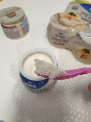 매일바이오 그릭요거트 오리지널 플레인 4개, 로스터리 커피믹스 4개 — 5점을 준 리뷰어가 2021년 12월 올린 사용 사진