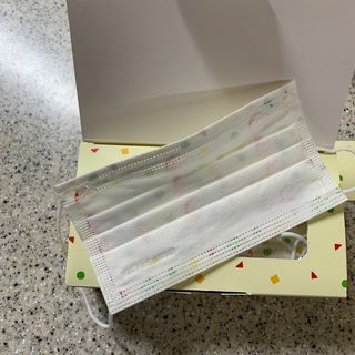 [숨그림]  덴탈마스크 짱구 우리아이 그리고 내가 쓰는 믿을수있는 케릭터 마스크  16종 — 5점을 준 리뷰어가 2021년 10월 올린 사용 사진
