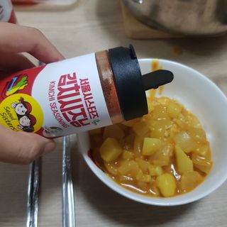 [서울시스터즈] 김치시즈닝 국내 최초 뿌려먹는 김치파우더 100g 1개+ 신제품 고추장 핫소스 185g 1개 — 5점을 준 리뷰어가 2021년 9월 올린 사용 사진