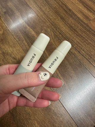 [후르디아] 올리브영 착한보습 비건 립버터 2종 — 5점을 준 리뷰어가 2022년 12월 올린 사용 사진
