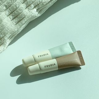 [후르디아] 올리브영 착한보습 비건 립버터 2종 — 5점을 준 리뷰어가 2021년 12월 올린 사용 사진