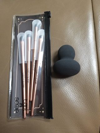 툴앤썸 로즈골드 에디션 아이 메이크업 브러쉬 4종+툴앤썸 어썸 블랙 멜로우 블렌딩 스펀지 — 5점을 준 리뷰어가 2021년 2월 올린 사용 사진