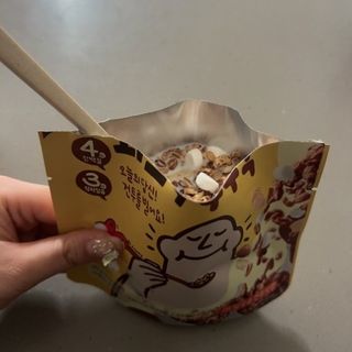 스낵스 와그작후루룩 3종_카카오2봉+아몬드2봉+딸기2봉 (총 6봉) — 5점을 준 리뷰어가 2024년 3월 올린 사용 사진