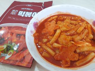 빨간키트 떡볶이 밀키트 2~3인분 매운맛 국물 떡볶이 만들기 쉬운 황금 레시피 분말 소스로 간편한 요리 — 5점을 준 리뷰어가 2021년 8월 올린 사용 사진