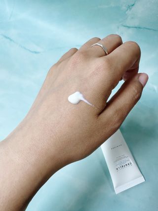 [스킨1004] 마다가스카르 센텔라 히알루-시카 워터핏 선세럼 50ml — 3점을 준 리뷰어가 2024년 5월 올린 사용 사진