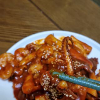 화끈한녀석들 새오똥400g 새우,오징어,똥집 볶음요리 소스,밀떡, 참기름 포함 — 3점을 준 리뷰어가 2022년 12월 올린 사용 사진