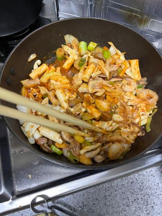 화끈한녀석들 새오똥400g 새우,오징어,똥집 볶음요리 소스,밀떡, 참기름 포함 — 5점을 준 리뷰어가 2022년 12월 올린 사용 사진