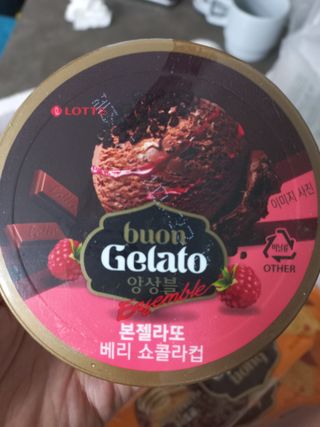 롯데제과 본젤라또 비스킷&바닐라카라멜바, 본젤라또 베리쇼콜라컵 — 4.5점을 준 리뷰어가 2021년 11월 올린 사용 사진