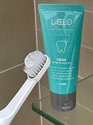 치과에서 쓰는 치약 _ 라벨제로 저불소 꼬마, 키즈, 유아, 베이비, 주니어 안전한 어린이치약 — 5점을 준 리뷰어가 2022년 10월 올린 사용 사진