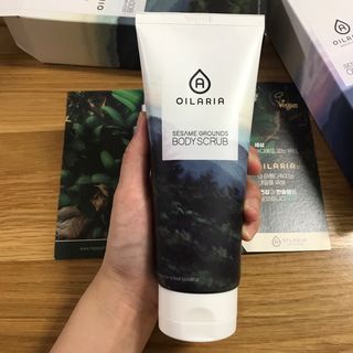 오일아리아 뉴트리 모이스처라이징 세사미 씨드 오일로션 & 데일리 디톡스 세사미 그라운즈 바디스크럽 — 5점을 준 리뷰어가 2023년 8월 올린 사용 사진