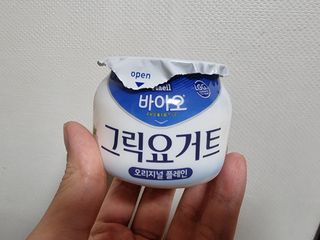 매일바이오 그릭요거트 오리지널 플레인 4개, 로스터리 커피믹스 4개 — 5점을 준 리뷰어가 2021년 12월 올린 사용 사진