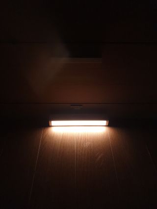 아카라 어두울 때만 켜지는 스마트 무선 센서등 — 5점을 준 리뷰어가 2021년 11월 올린 사용 사진