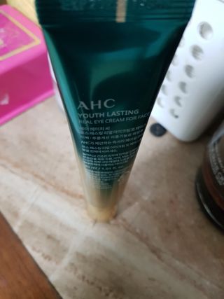 [NEW 탄력유턴 아이크림] AHC 유스 래스팅 리얼 아이크림 포 페이스 — 5점을 준 리뷰어가 2021년 2월 올린 사용 사진