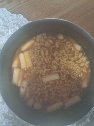 더밥  고추마녀 라볶이 +  나이스미 무설탕 현미후레이크 — 5점을 준 리뷰어가 2021년 10월 올린 사용 사진