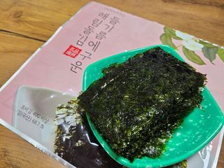 [해림맛김] 들기름에 구운 바삭바삭 김 4종 세트 + 1종 랜덤발송 총5개입 — 5점을 준 리뷰어가 2021년 2월 올린 사용 사진