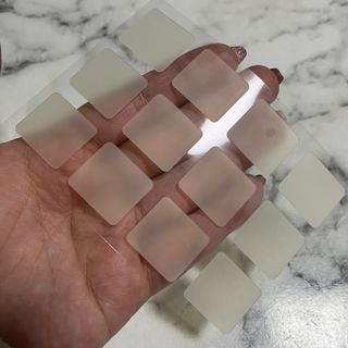 [큐어반H 커팅] 간편하게 떼서 쓰는 자외선차단 습윤밴드 (1팩/30매입) — 2.5점을 준 리뷰어가 2022년 12월 올린 사용 사진