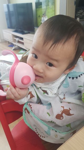 유비맘 트라이탄 코니빨대컵_컬러 랜덤 발송 — 4점을 준 리뷰어가 2021년 3월 올린 사용 사진