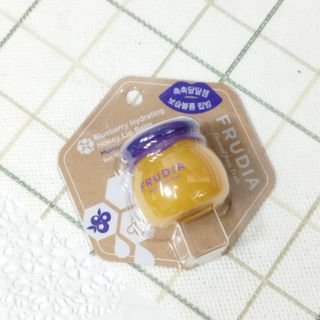 틱톡 [후르디아] 튼입술해결템 올리브영 블루베리 하이드레이팅 허니 립밤 — 4.5점을 준 리뷰어가 2024년 1월 올린 사용 사진