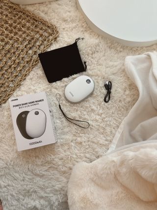 썬더월드 [썬더] 스마트 핸드워머 충전식 손난로 보조배터리 10000mAh — 5점을 준 리뷰어가 2024년 12월 올린 사용 사진