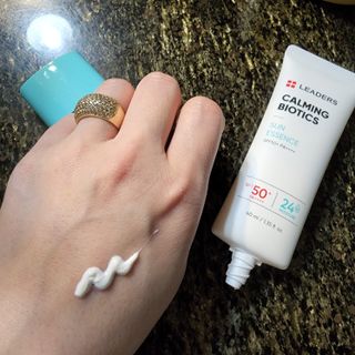 리더스코스메틱 리더스 카밍 바이오틱스 선 에센스 SPF 50+ PA++++ — 5점을 준 리뷰어가 2022년 8월 올린 사용 사진