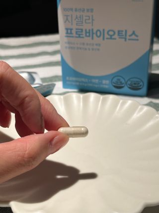 [지셀라] 프로바이오틱스 100억 유산균 보장 (1개월분 / 350mg X 30캡슐) — 5점을 준 리뷰어가 2023년 5월 올린 사용 사진