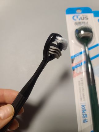 크리오 클리어스 혀백태제거 구취관리 혀클리너 — 3점을 준 리뷰어가 2021년 2월 올린 사용 사진